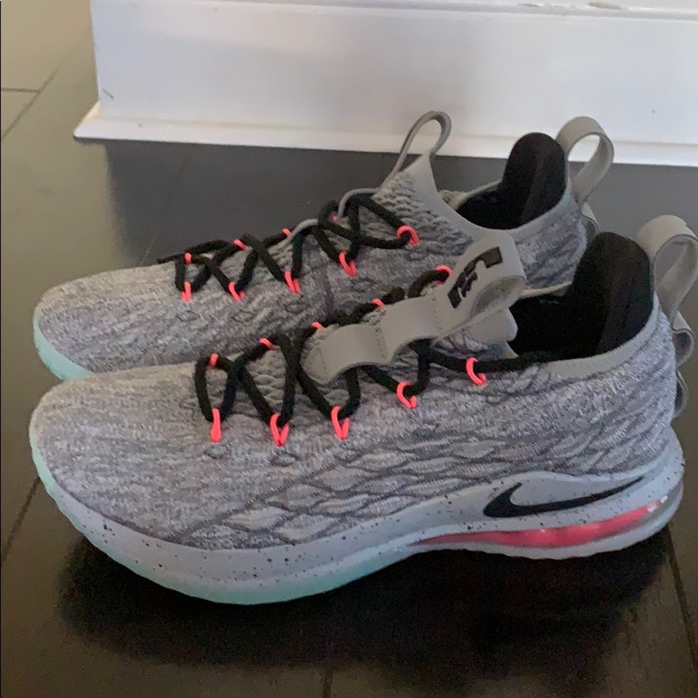 Nike LeBron XV Low Women’s Grey n Pink